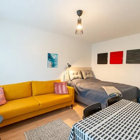 Renovated Bright Studio, Free Wifi, City Center